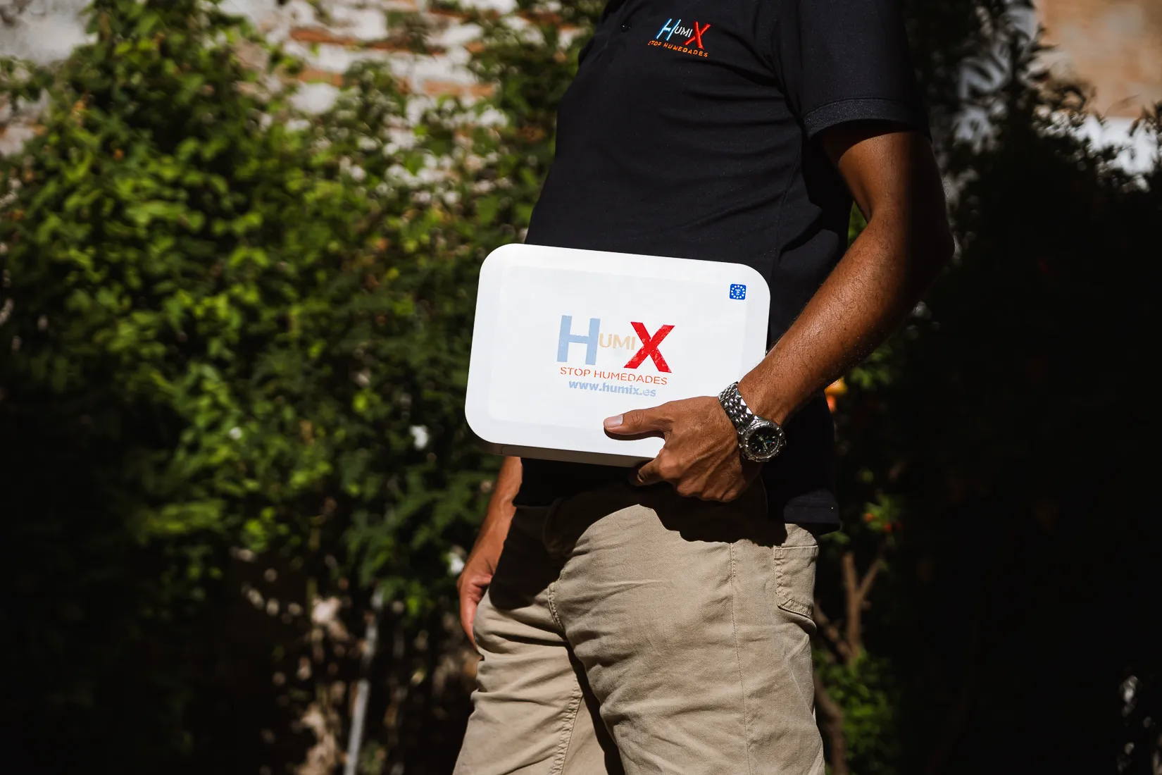 Técnico de HumiX revisando humedades en una vivienda de Salou